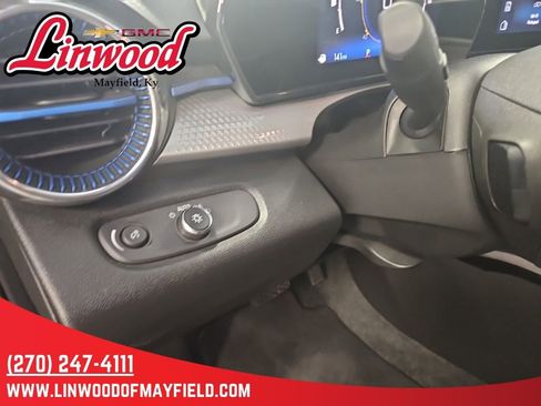Used 2025 Chevrolet Trax LT FWD image 14