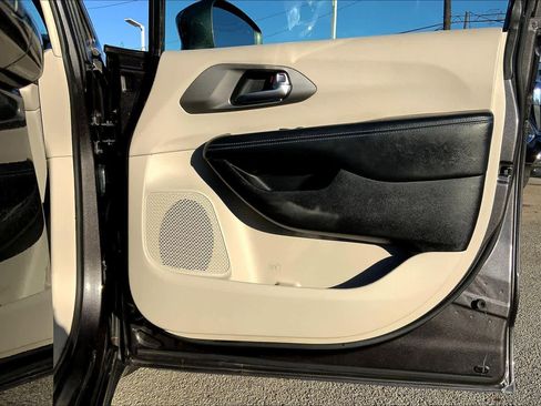 Used 2021 Chrysler Pacifica Touring image 20
