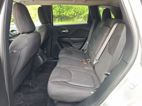 Used 2017 Jeep Cherokee Latitude w/ Cold Weather Group image 20