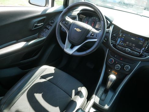 Used 2022 Chevrolet Trax LT w/ LT Convenience Package image 9