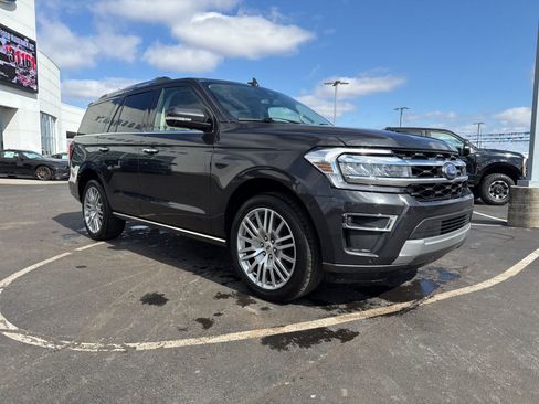 Used 2024 Ford Expedition Limited image 3