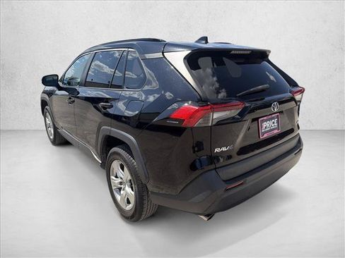 Used 2021 Toyota RAV4 XLE FWD image 3