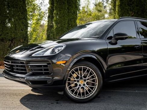 Used 2023 Porsche Cayenne Platinum Edition image 3