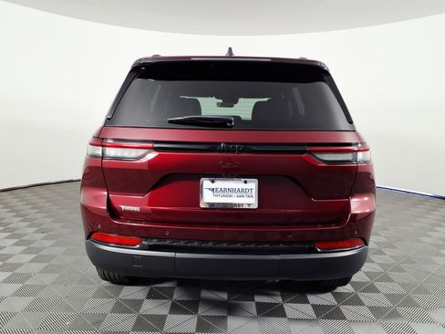 Used 2025 Jeep Grand Cherokee Altitude RWD image 5