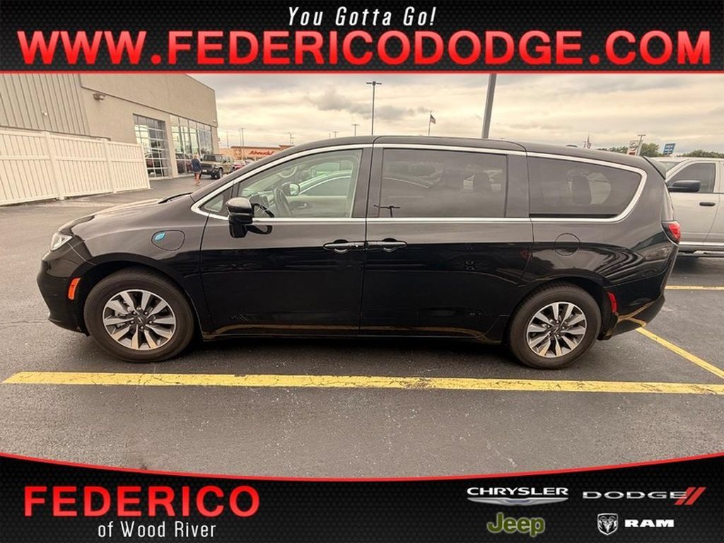 Used 2024 Chrysler Pacifica Limited FWD image 1