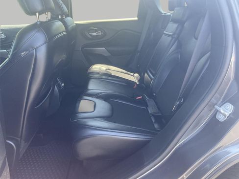 Used 2019 Jeep Cherokee Latitude Plus w/ Cold Weather Group AWD/4WD image 22