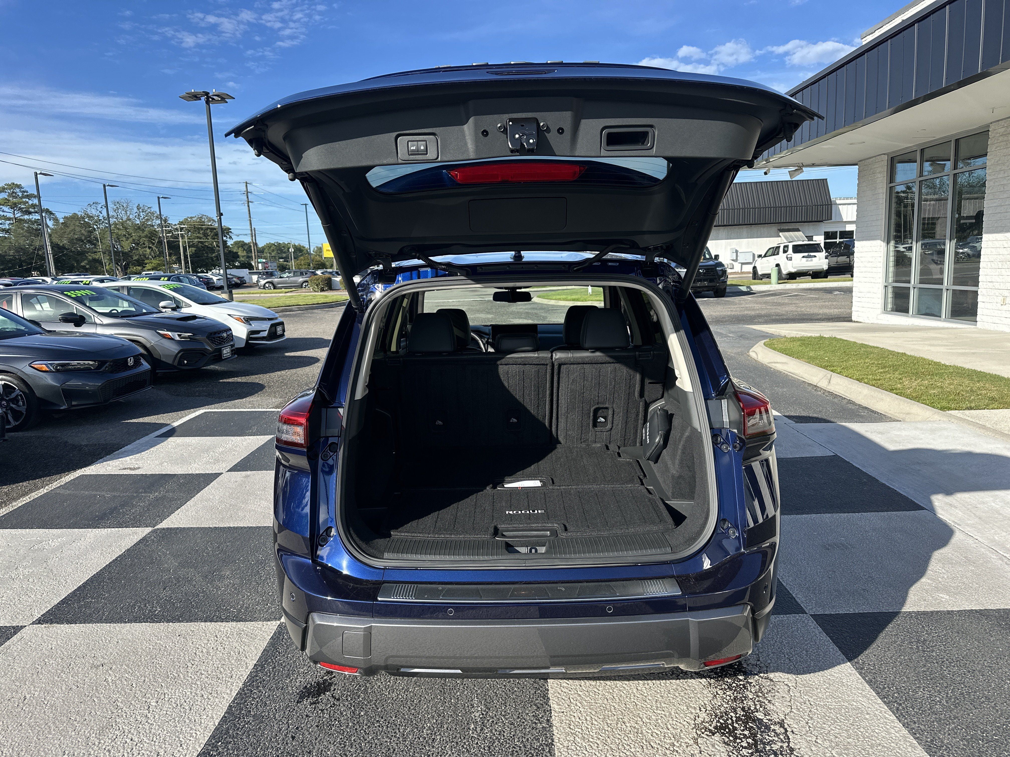 Used 2025 Nissan Rogue SL w/ SL Premium Package FWD image 5