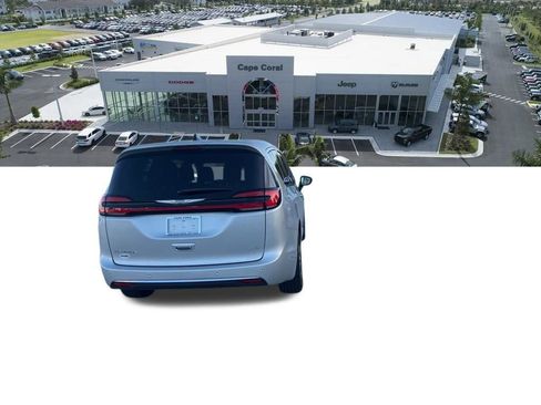 Used 2023 Chrysler Pacifica Touring-L image 27