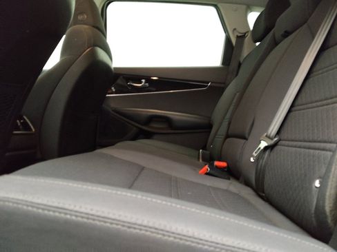 Used 2017 Kia Sorento FWD image 18