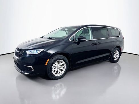Used 2024 Chrysler Pacifica Touring-L image 5