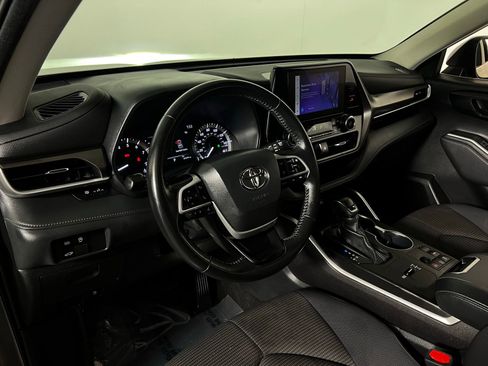 Used 2023 Toyota Highlander LE image 12