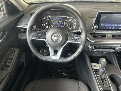 Used 2025 Nissan Altima 2.5 SV FWD image 13