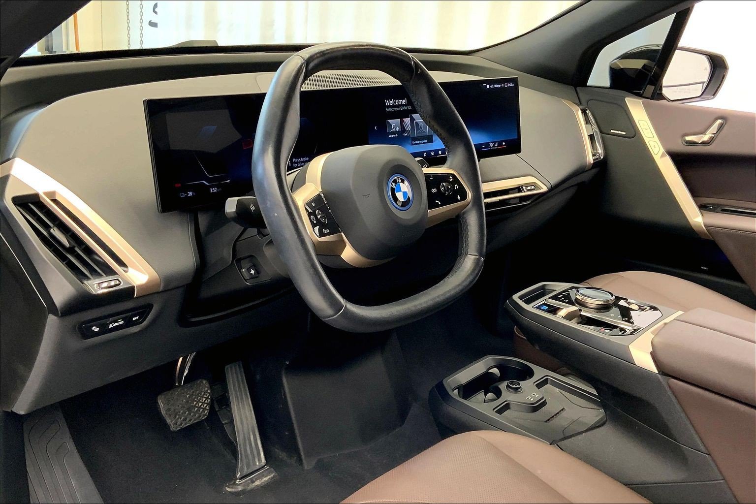 Used 2024 BMW iX xDrive50 w/ Sport Package AWD/4WD image 4