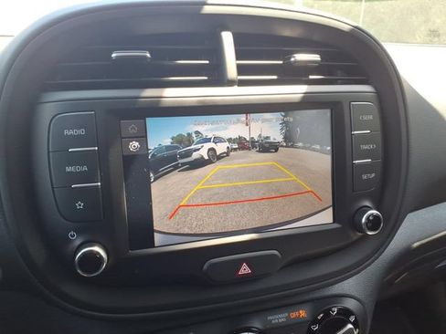 Used 2025 Kia Soul LX w/ LX Technology Package FWD image 17