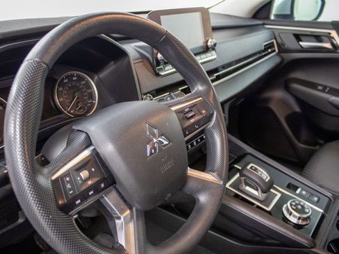 Used 2024 Mitsubishi Outlander ES image 5