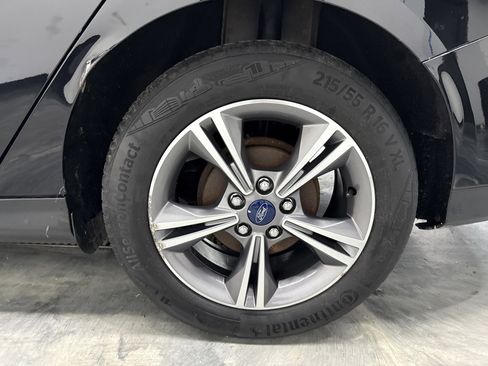 Used 2018 Ford Focus SE w/ SE Appearance Package image 25