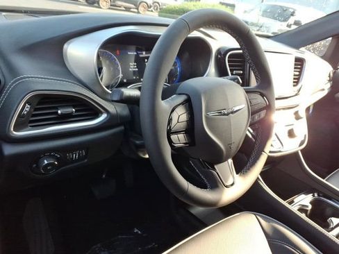 New 2026 Chrysler Pacifica Limited w/ S Appearance Package AWD/4WD image 6