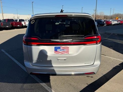 Used 2024 Chrysler Pacifica Touring-L image 4