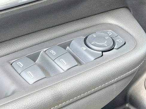 Used 2024 GMC Terrain SLE w/ Driver Convenience Package FWD image 11