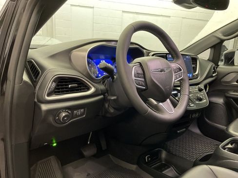 New 2025 Chrysler Pacifica Select w/ Fav Edition Package image 11