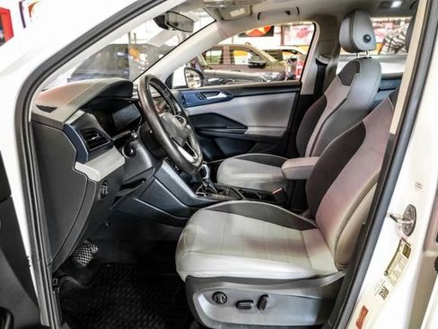 Used 2023 Volkswagen Taos SE w/ Panoramic Sunroof Package image 6