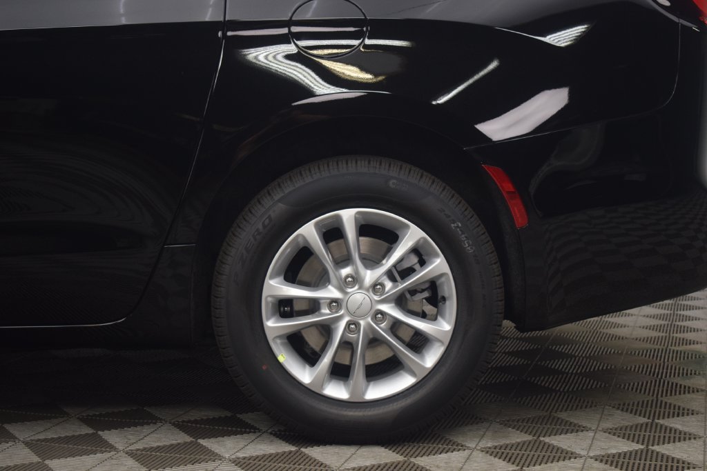 New 2027 Chrysler Pacifica Select AWD/4WD image 8