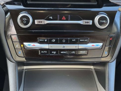 Used 2024 Ford Explorer Limited image 5