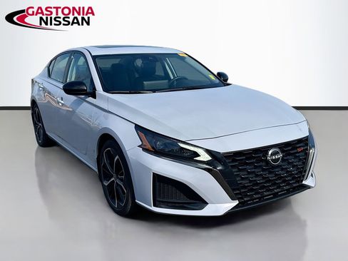 Used 2023 Nissan Altima 2.5 SR w/ SR Premium Package image 2