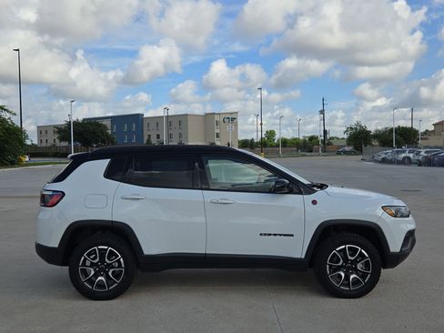 Used 2025 Jeep Compass Trailhawk AWD/4WD image 2