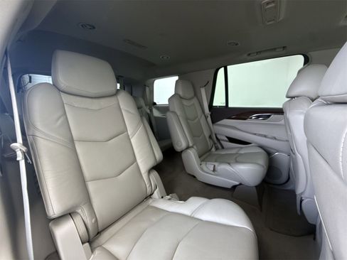 Used 2016 Cadillac Escalade Luxury image 33