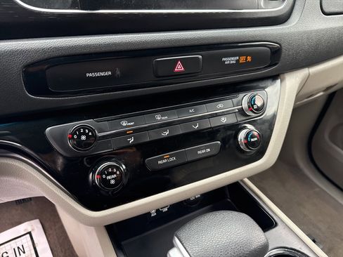 Used 2021 Kia Sedona LX image 29