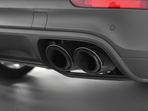 Used 2023 Porsche Cayenne Platinum Edition image 16