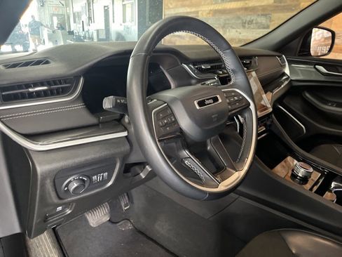 Used 2022 Jeep Grand Cherokee Altitude image 12