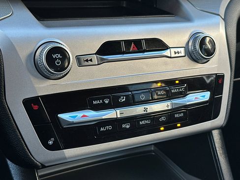 Used 2022 Ford Explorer XLT w/ Equipment Group 202A image 21