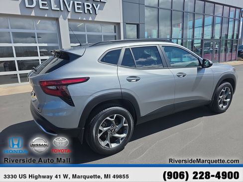 Used 2024 Chevrolet Trax LT w/ Driver Confidence Package FWD image 9