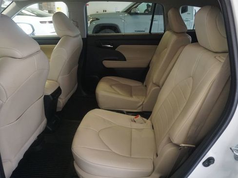 Used 2023 Toyota Highlander XLE AWD/4WD image 21