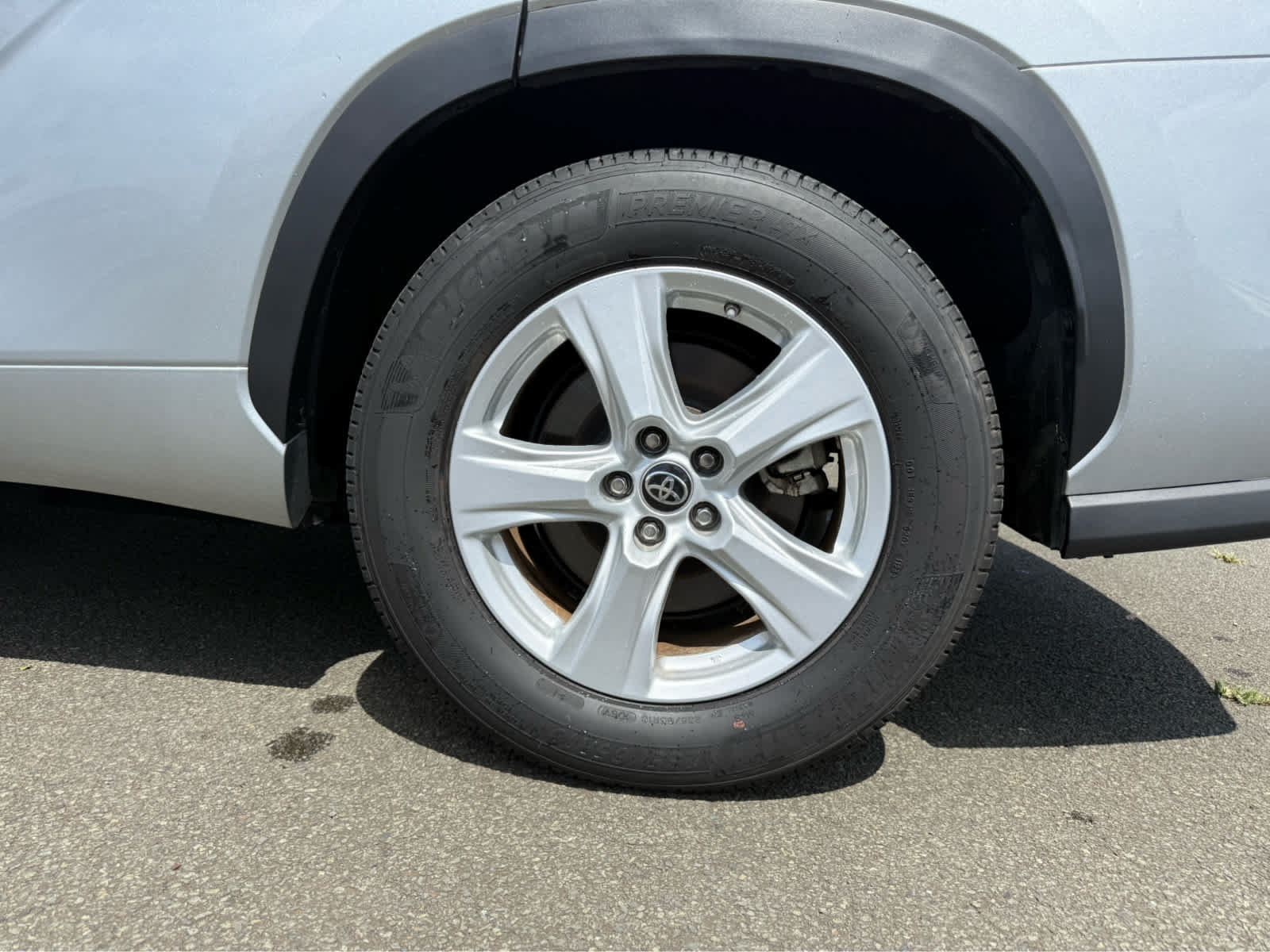 Used 2023 Toyota Highlander LE FWD image 5