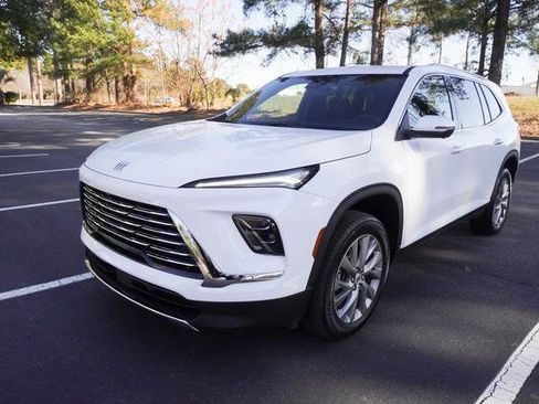 Used 2025 Buick Enclave Preferred image 7