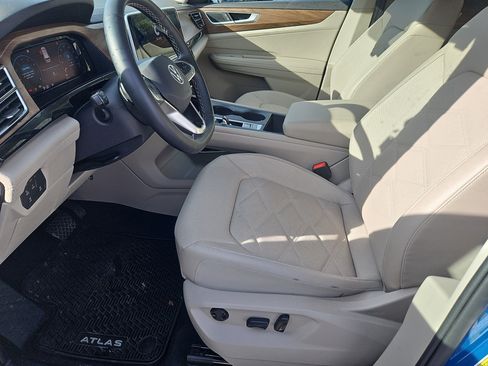 Used 2025 Volkswagen Atlas SE image 30