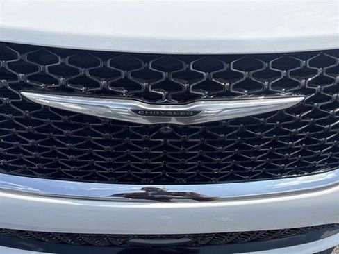 Used 2024 Chrysler Pacifica Touring-L FWD image 29