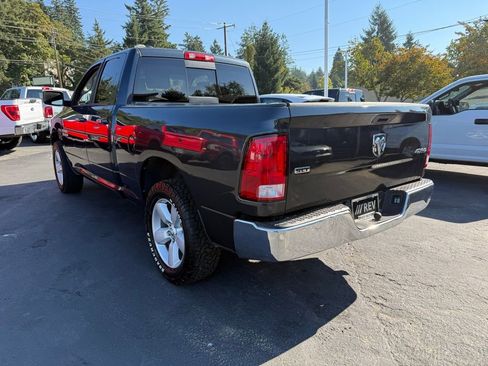 Used 2018 RAM 1500 Classic SLT image 3