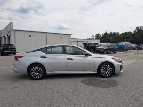 Used 2024 Nissan Altima 2.5 SV image 2