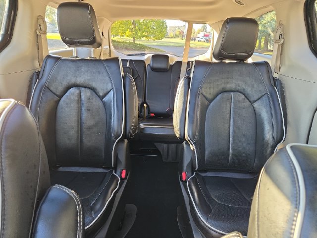 Used 2023 Chrysler Pacifica Limited FWD image 33