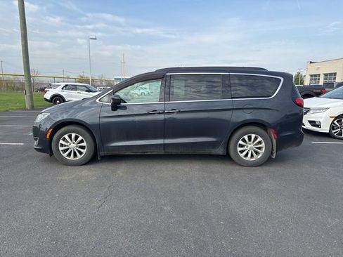 Used 2019 Chrysler Pacifica Touring Plus w/ Cold Weather Group image 3