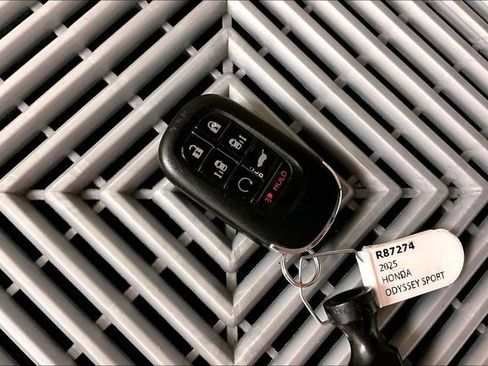 Used 2025 Honda Odyssey Sport-L image 11