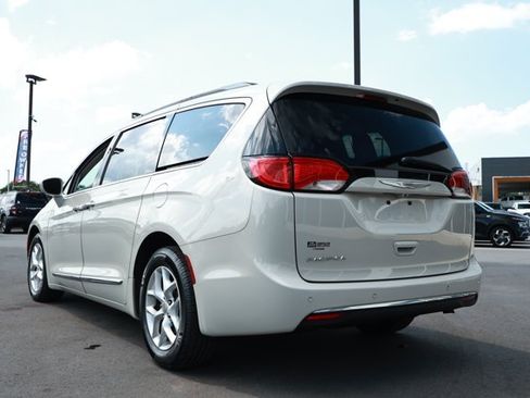 Used 2017 Chrysler Pacifica Touring-L w/ Tire & Wheel Group FWD image 8