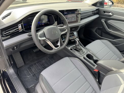 Used 2025 Volkswagen Jetta SE image 16