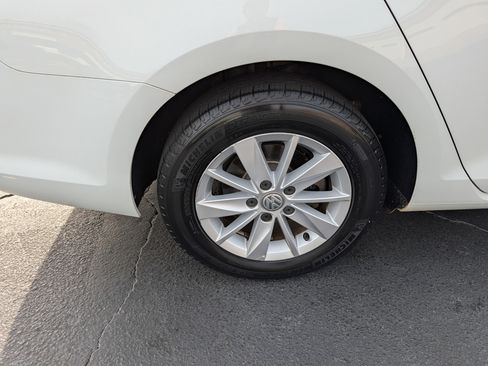 Used 2017 Volkswagen Golf S image 32