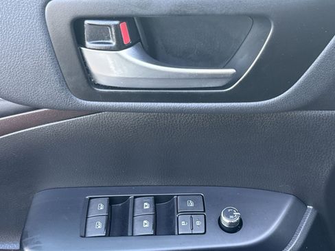 Used 2019 Toyota Highlander XLE AWD/4WD image 15