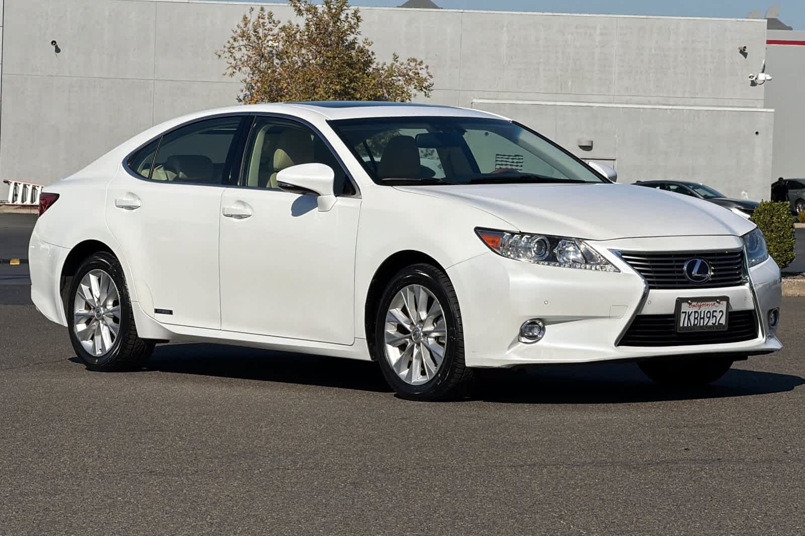 Used 2015 Lexus ES 300h w/ Navigation System Package FWD image 5